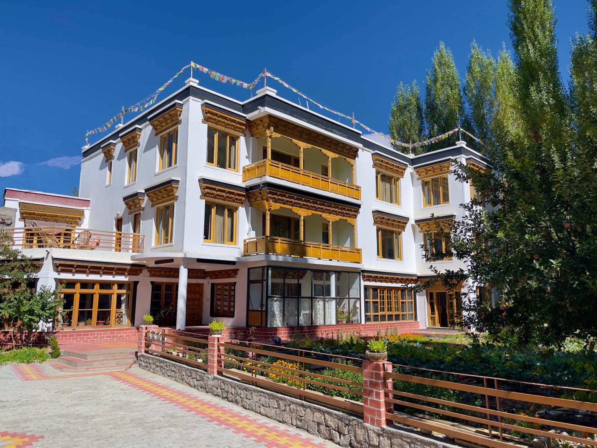 Rock Castle Residency Hotel Лех Екстериор снимка